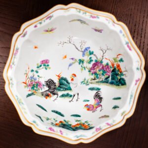 centro de porcelana com motivo de galináceos e paisagem floral