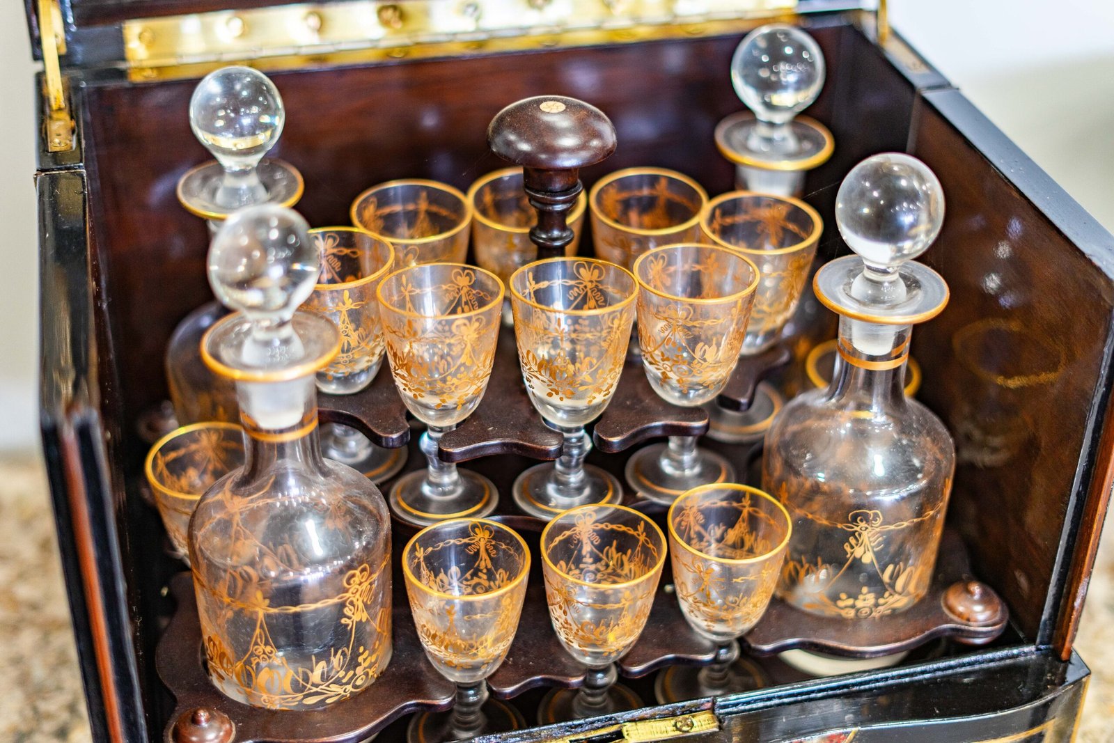 caixa de licor napoleónica – boulle em madeira preciosa com conjunto de copos e garrafas caixa de licor napoleónica – boulle em madeira preciosa com conjunto de copos e garrafas